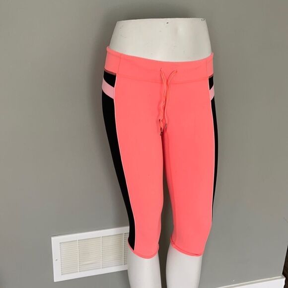 Lululemon size 6 capris - Picture 1 of 4